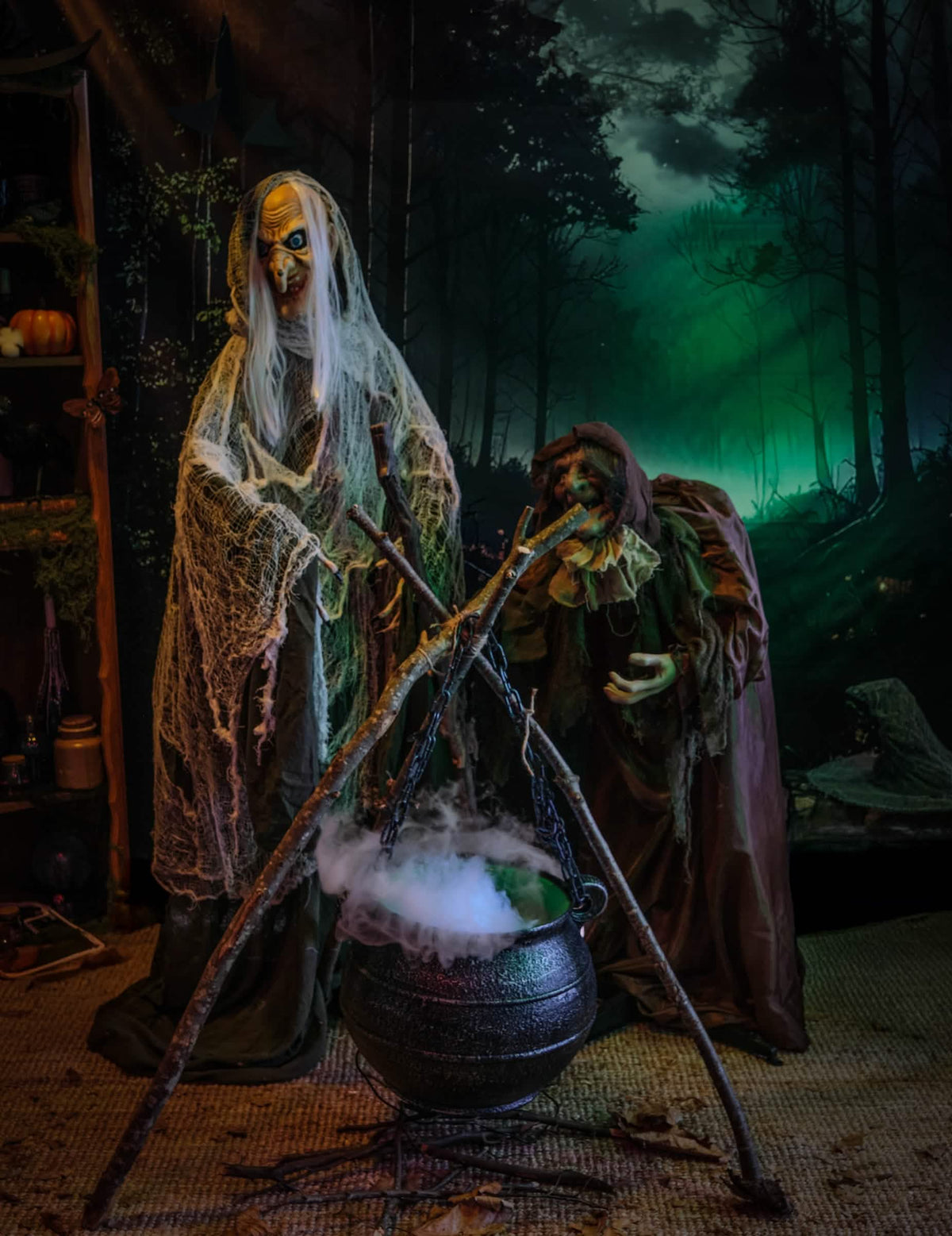 Mise en scène avec sorcières du Chaudron de sorcière avec brumisateur pour décoration