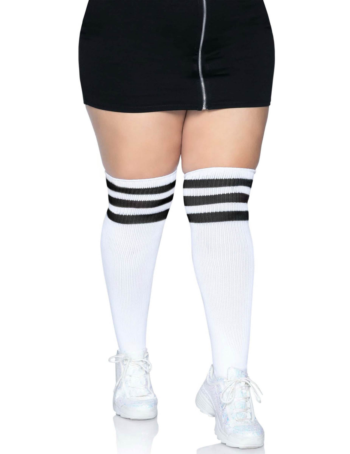 Vue de face des chaussettes hautes blanches à rayures noires