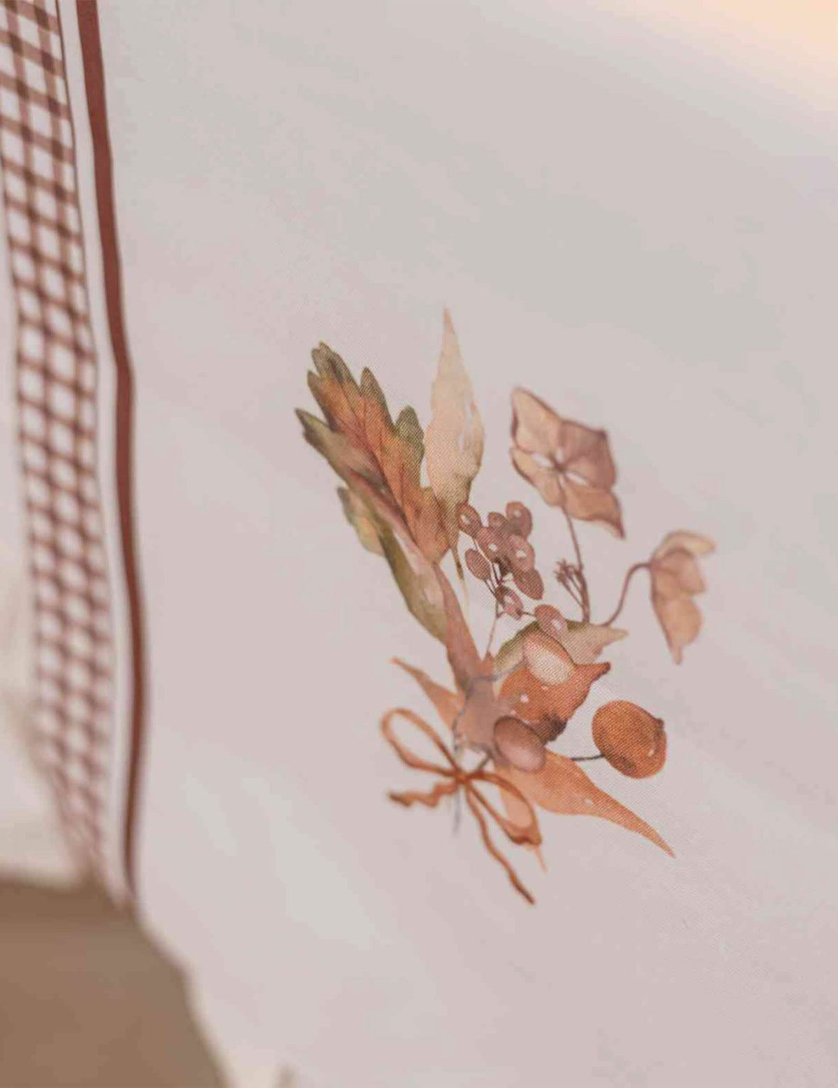Chemin de table Bouquet d'automne en tissu crème et auburn 28 cm x 3 m
