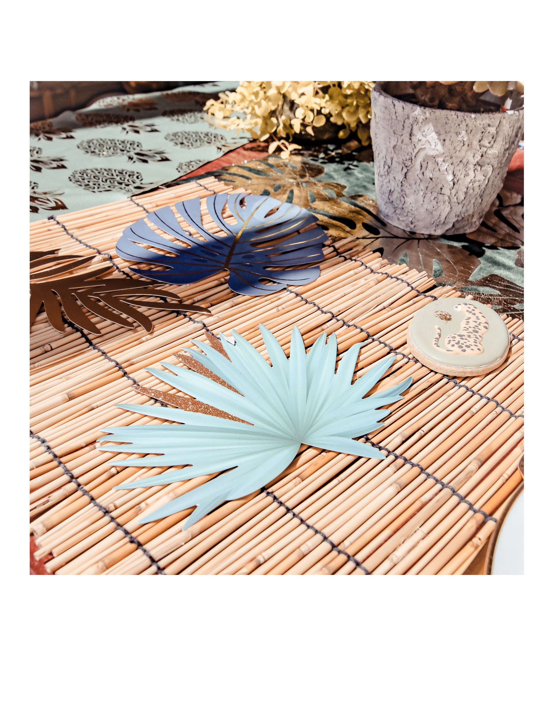 Détail de la texture et des feuilles du chemin de table en canisse naturelle déco mariage jungle