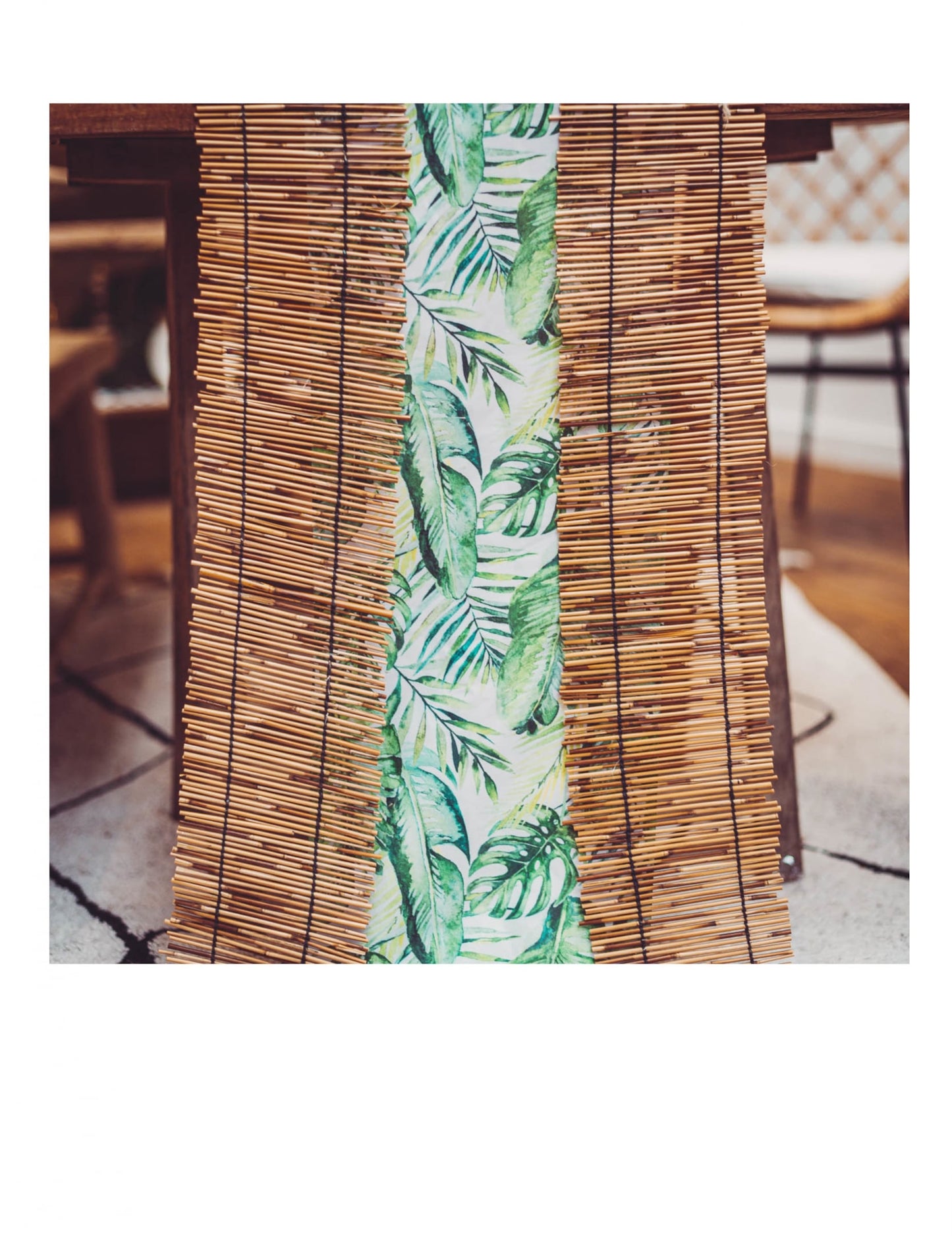 Zoom sur la retombée du chemin de table en canisse naturelle déco mariage jungle