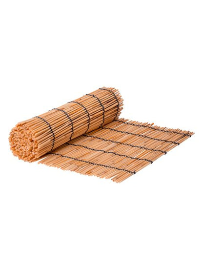 Mise en scène du chemin de table en canisse naturelle pour déco mariage jungle