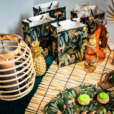 Mise en scène du chemin de table en canisse naturelle pour déco mariage jungle