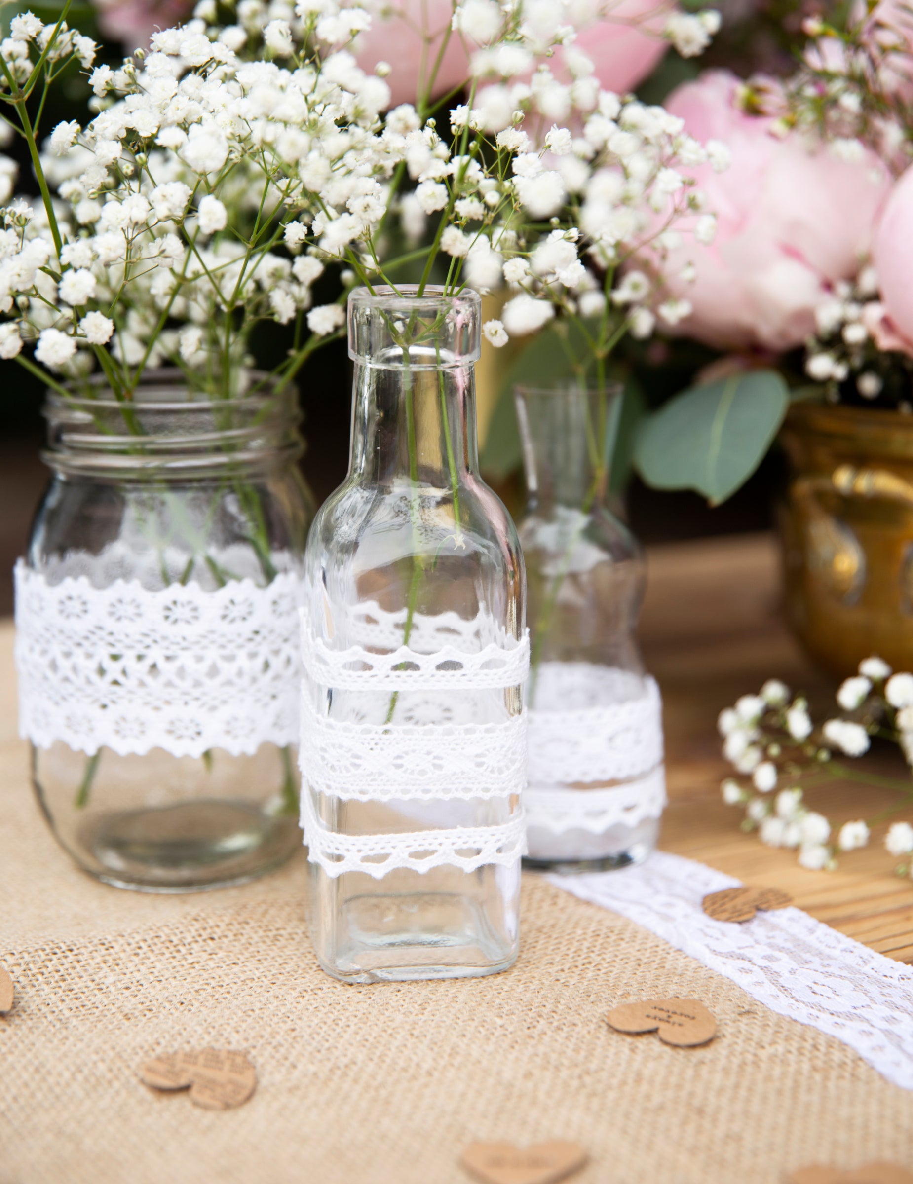 Mise en situation sur une table du chemin de table en jute bordures dentelle pour mariage