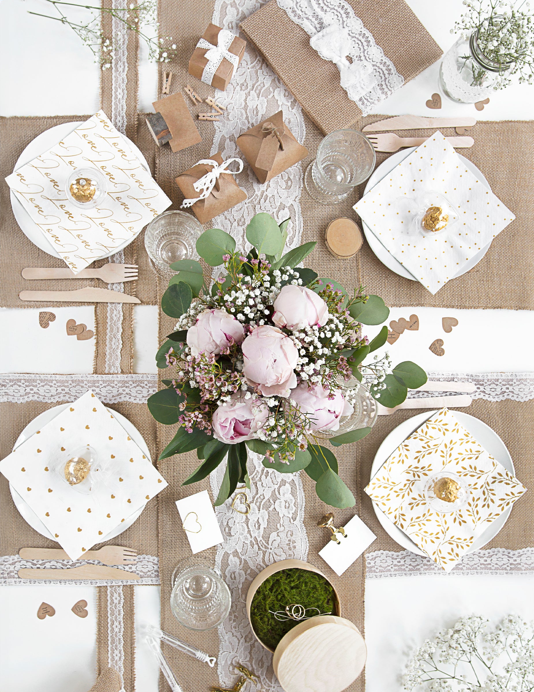 Vue d'ensemble de la décoration de table du chemin de table en jute centre dentelle
