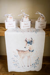 Chemin de table en lin Jolie Biche blanc avec motif faon et fleurs