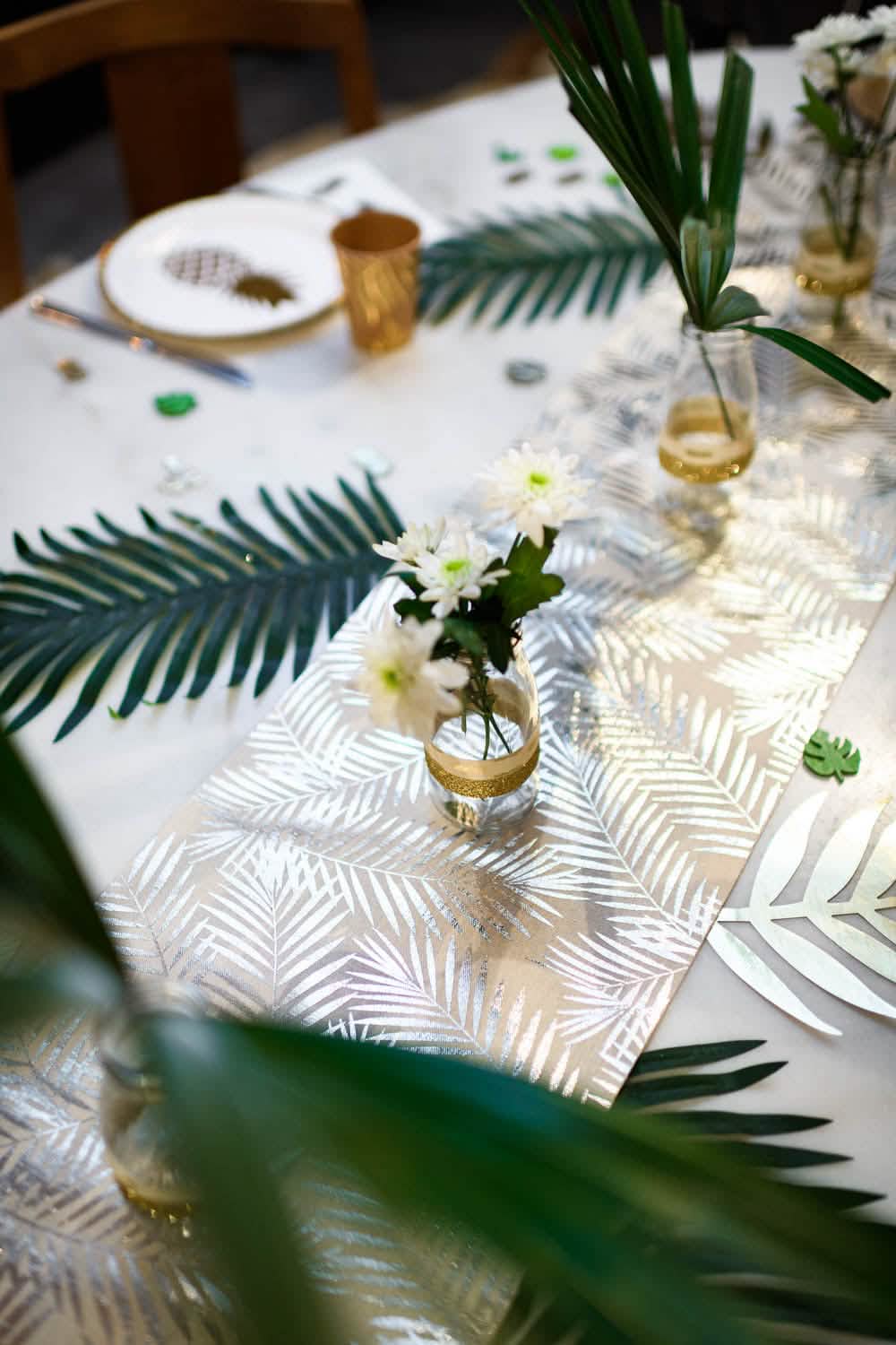 Mise en situation du chemin de table en lin palmier doré chic et naturel