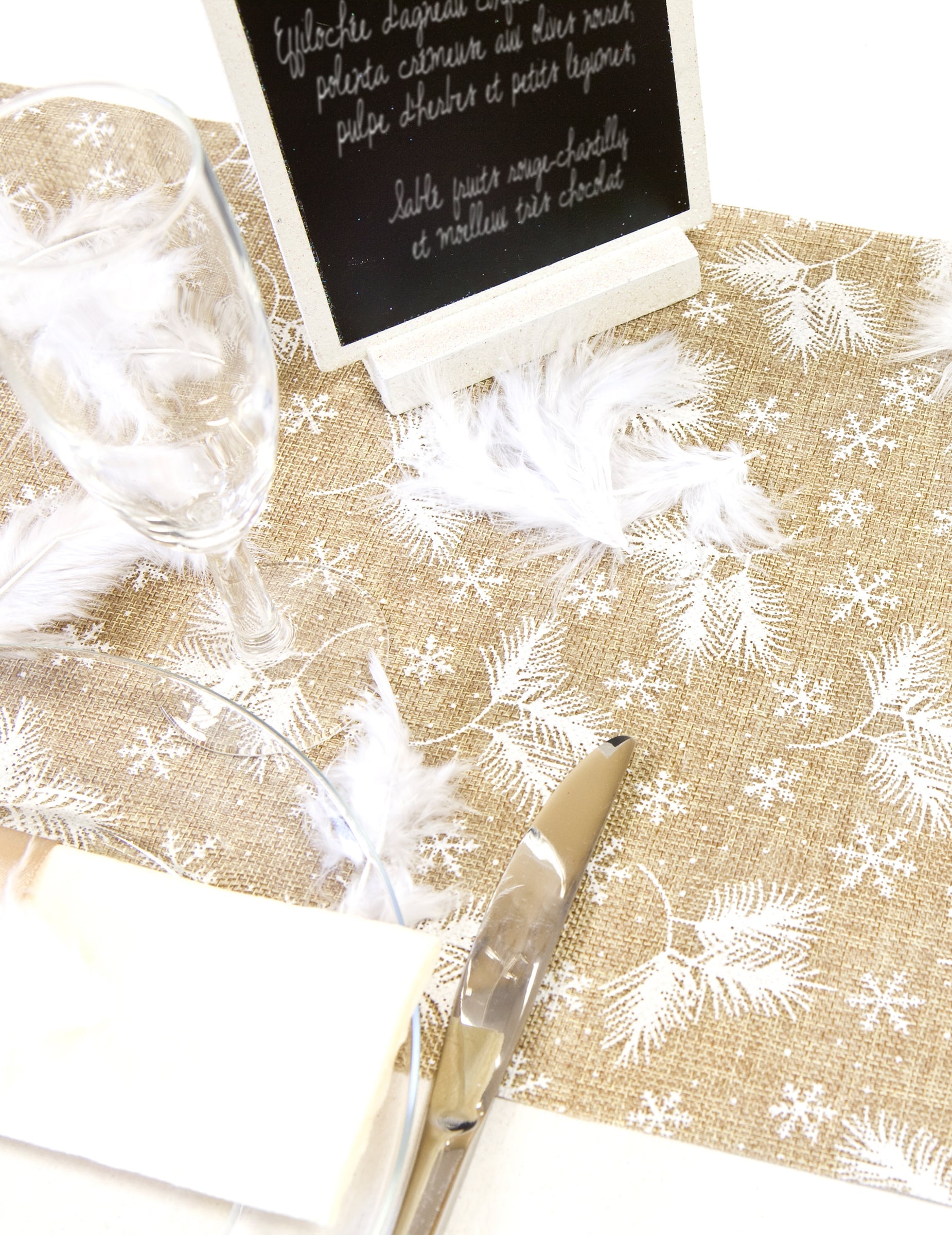 Mise en situation du chemin de table polaire avec flocons
