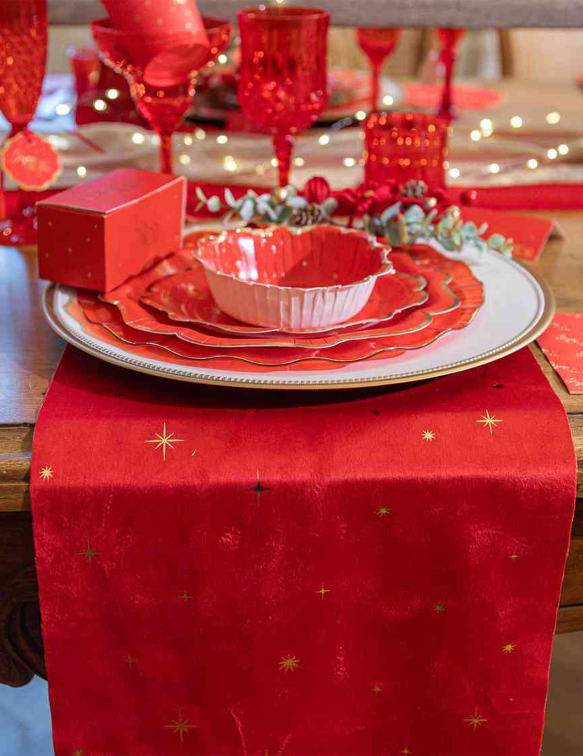 Tafelloper sterren rood fluweel en goud 28 cm x 3 m