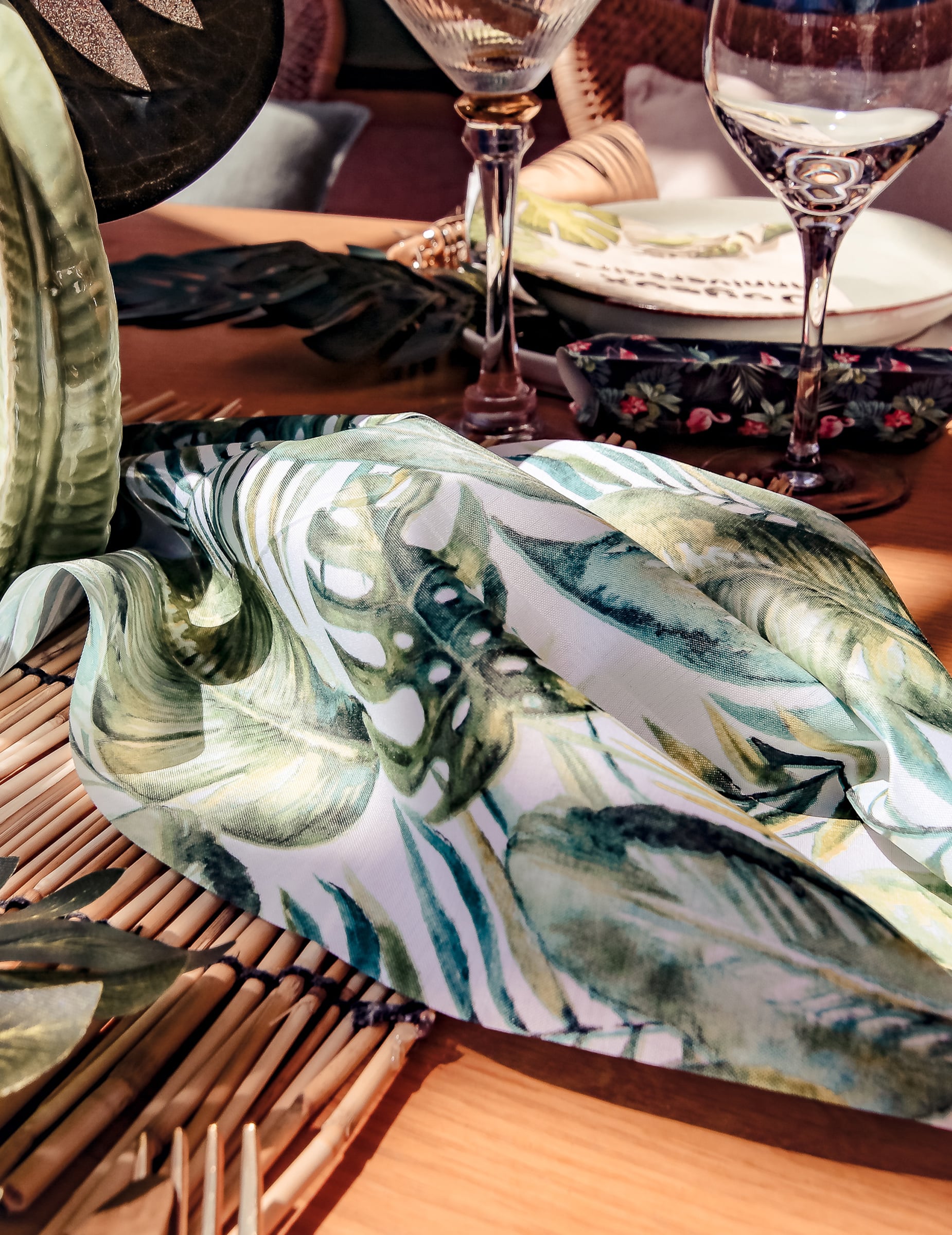 Gros plan sur le motif du chemin de table feuilles tropicales luxe