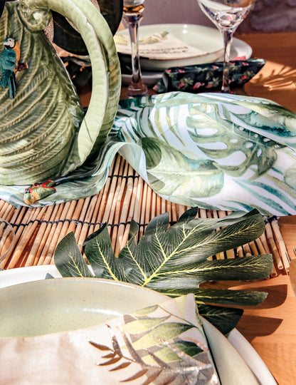 Mise en situation du chemin de table feuilles tropicales luxe