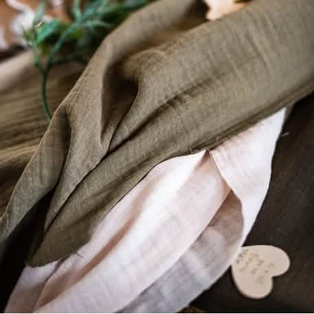 Détail de la texture du tissu du chemin de table gaze de coton pour décoration