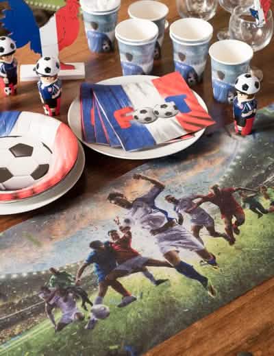 Mise en situation du chemin de table intissé champion de foot avec vaisselle assortie