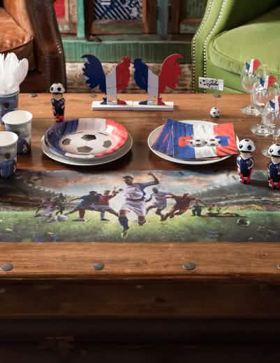 Vue d'ensemble de la décoration de fête du chemin de table intissé champion de foot