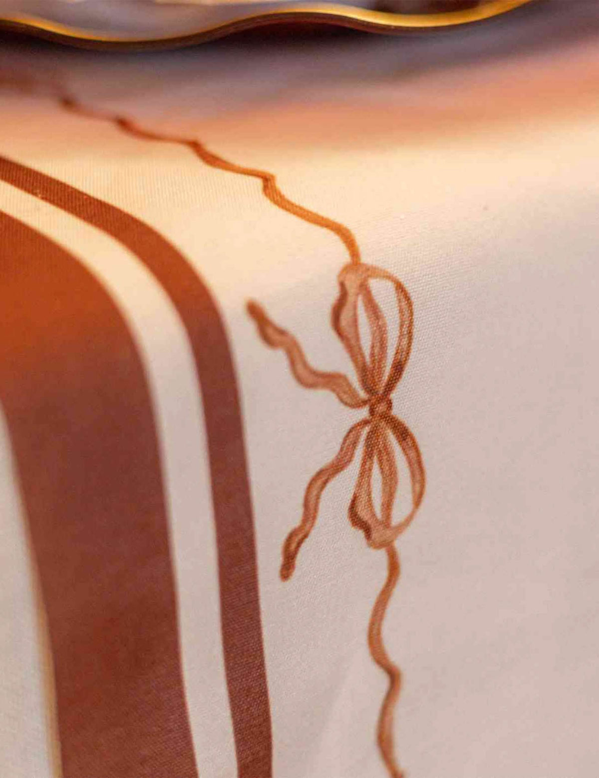 Chemin de table Jolis Nuds en tissu crème auburn et terre brûlée 28 cm x 3 m