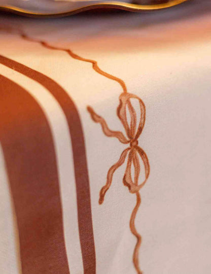 Chemin de table Jolis Nuds en tissu crème auburn et terre brûlée 28 cm x 3 m