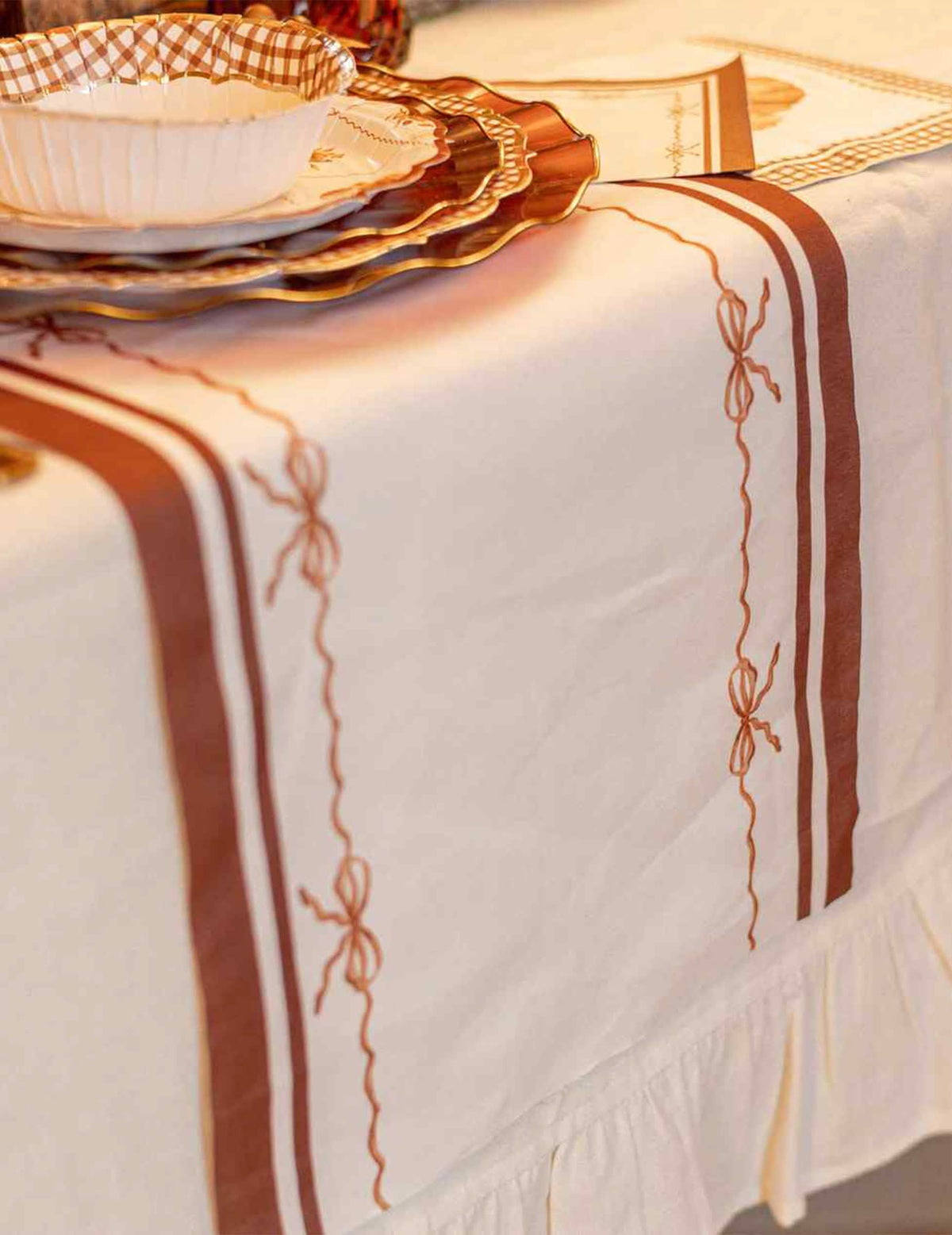 Chemin de table Jolis Nuds en tissu crème auburn et terre brûlée 28 cm x 3 m