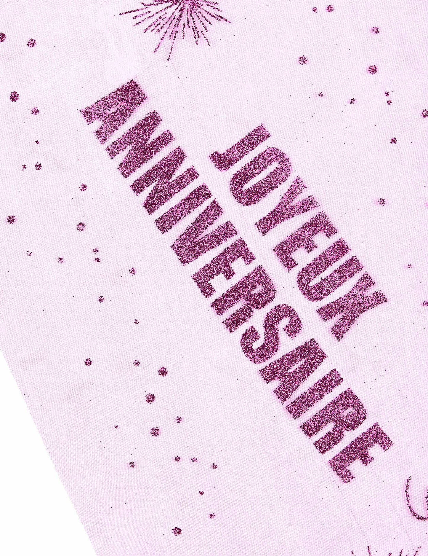 Gros plan sur le texte pailleté du chemin de table joyeux anniversaire