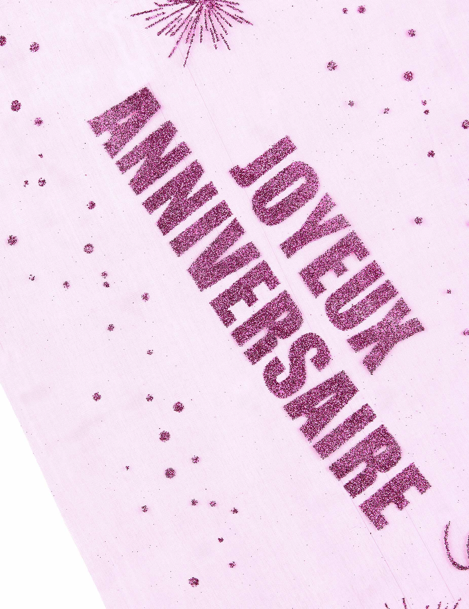 Gros plan sur le texte pailleté du chemin de table joyeux anniversaire