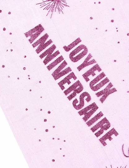 Gros plan sur le texte pailleté du chemin de table joyeux anniversaire