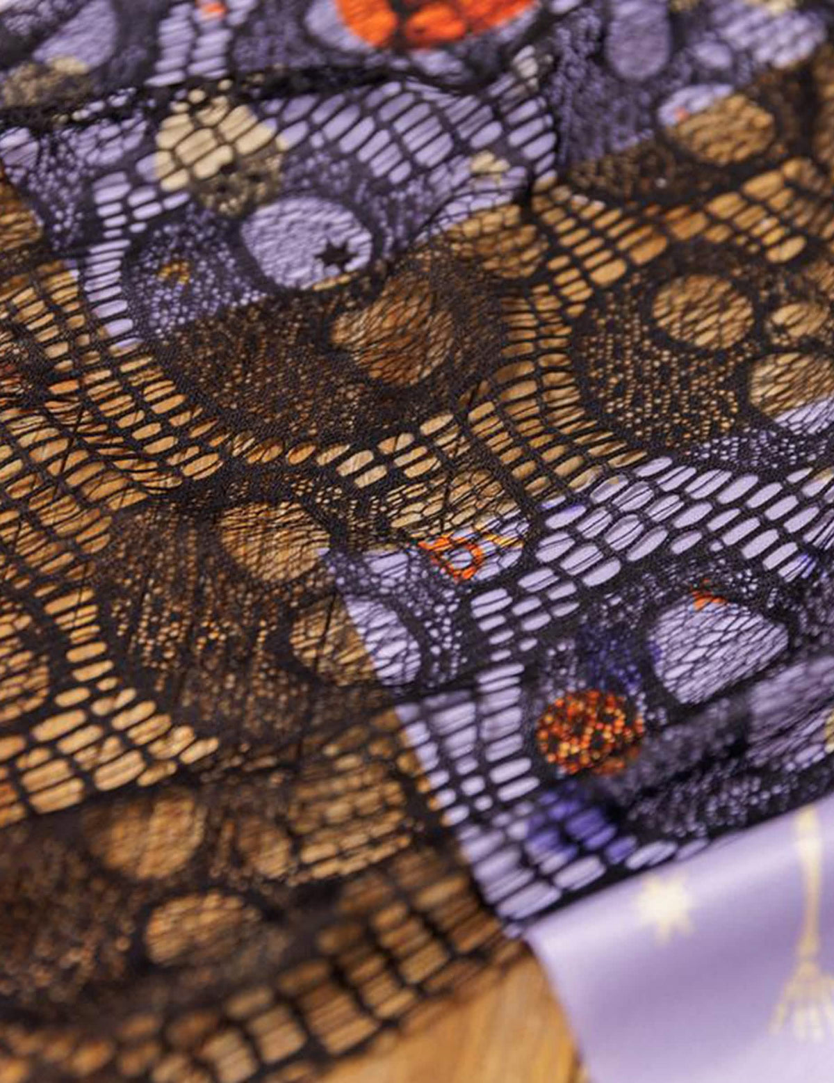 Chemin de table tête de mort en dentelle noire 28 cm x 3 m