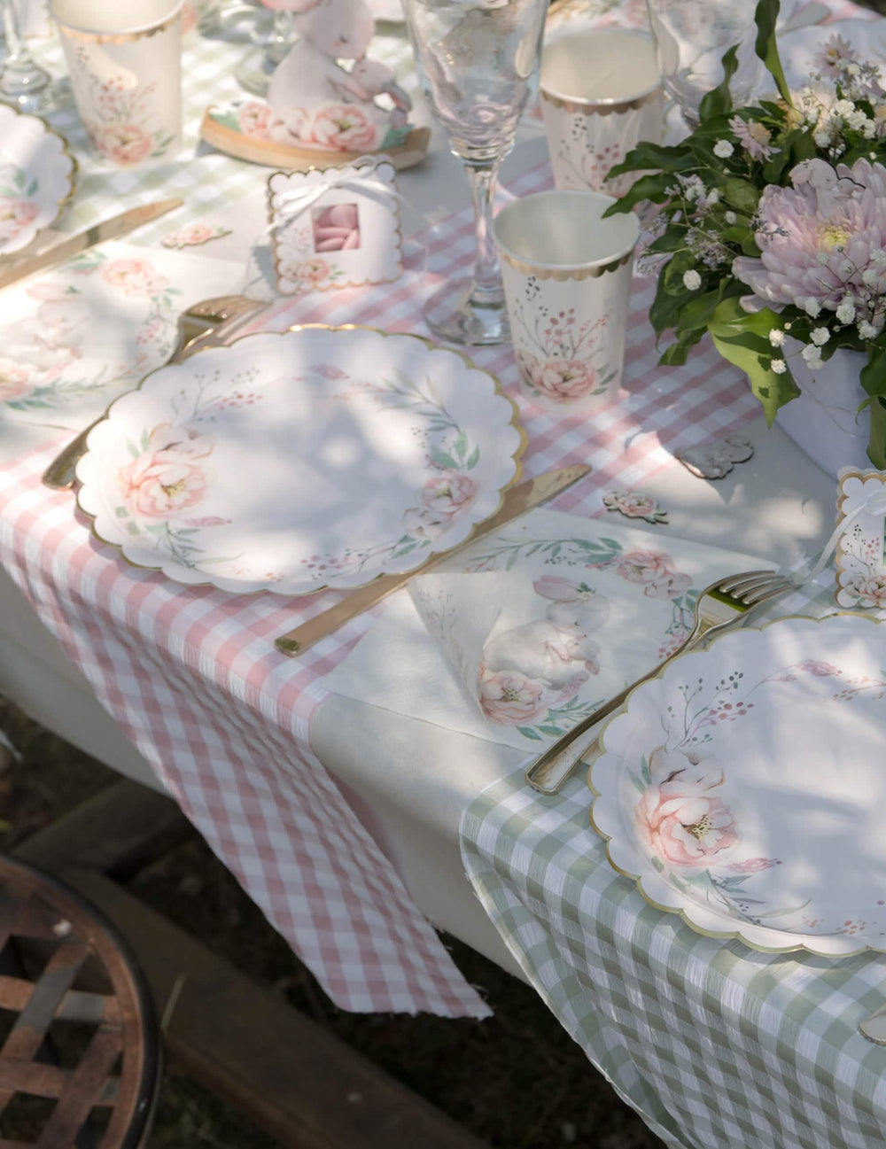 Mise en situation sur une table dressée du chemin de table vichy guinguette rose