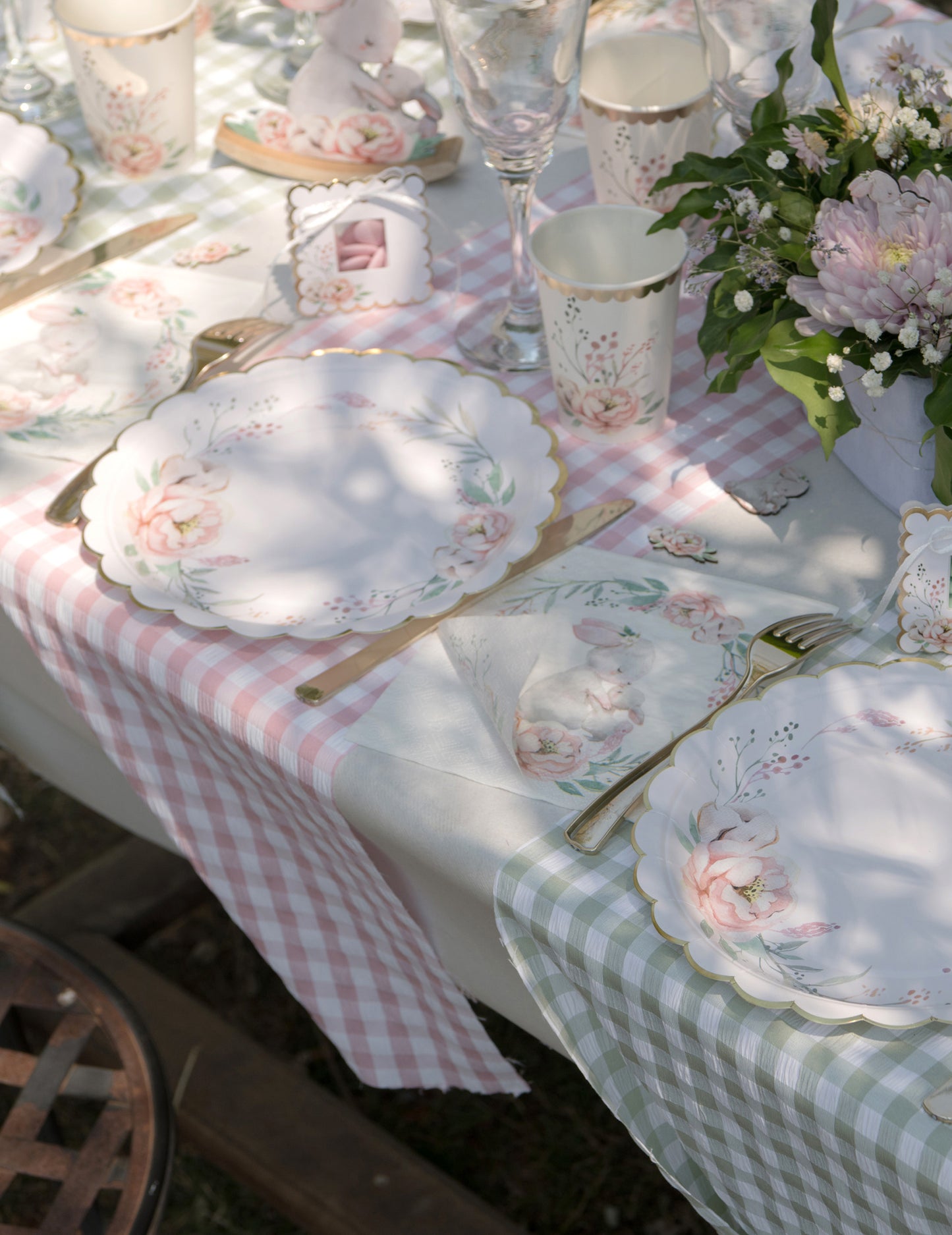 Mise en situation sur une table dressée du chemin de table vichy guinguette rose