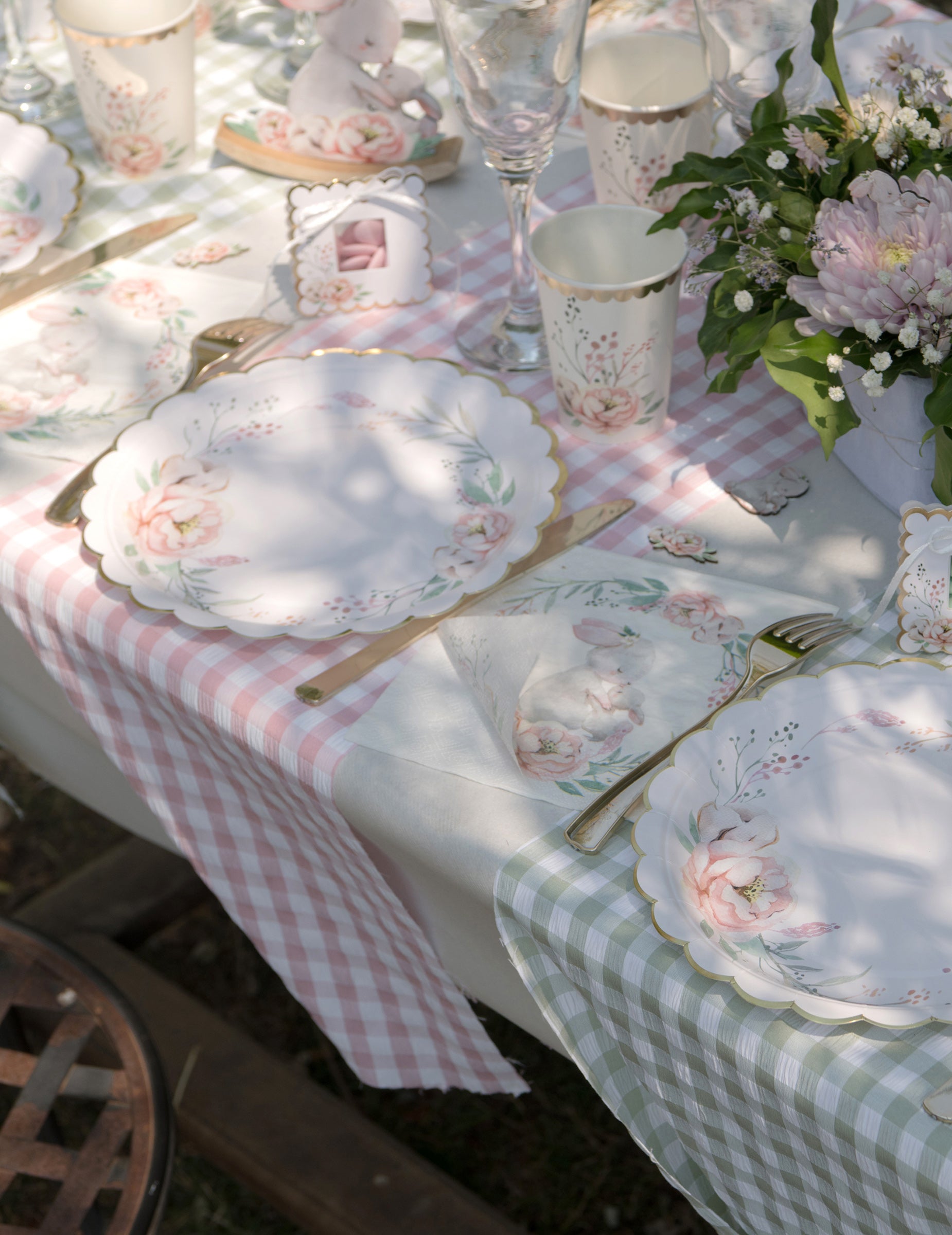 Mise en situation sur une table dressée du chemin de table vichy guinguette rose