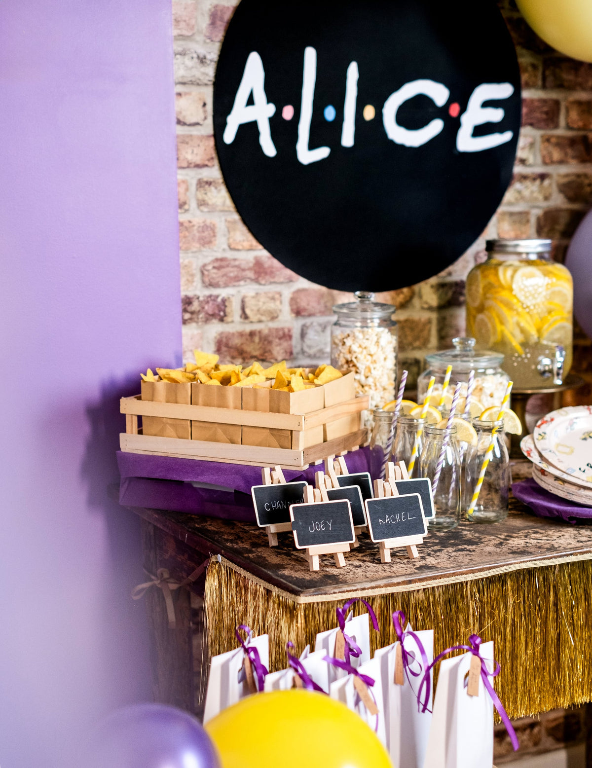 Mise en situation sur une table de fête du chevalet avec ardoise marque-place pour décoration en bois