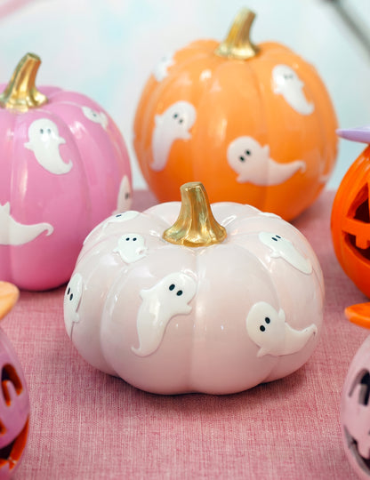 Citrouille décorative Summerween en résine rose avec fantômes 14,5 x 14,5 x 14,8 cm