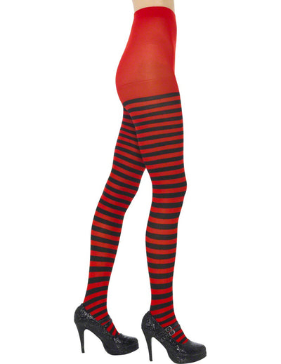 Gros plan sur les jambes des collants rayés pour femme