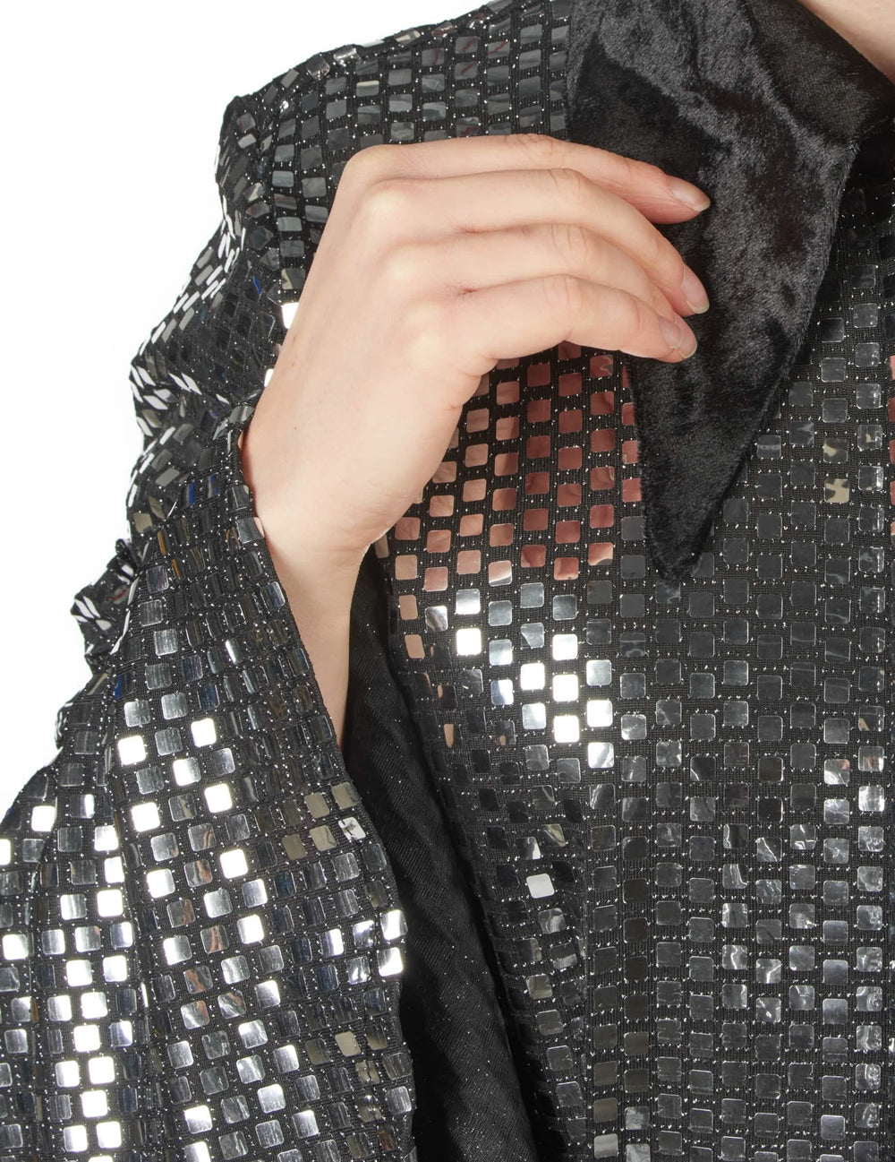 Gros plan sur les sequins et le col de la combinaison disco pour femme