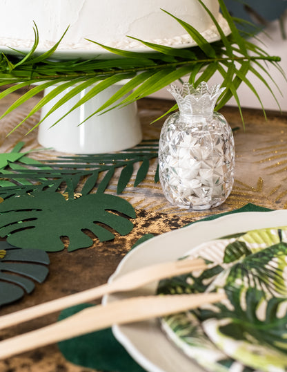 Mise en situation du contenant à dragées en forme d'ananas sur une table tropicale