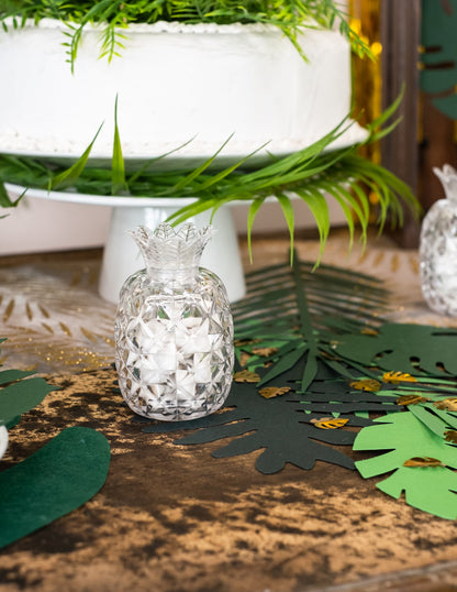 Mise en situation sur table de fête du contenant à dragées en forme d'ananas