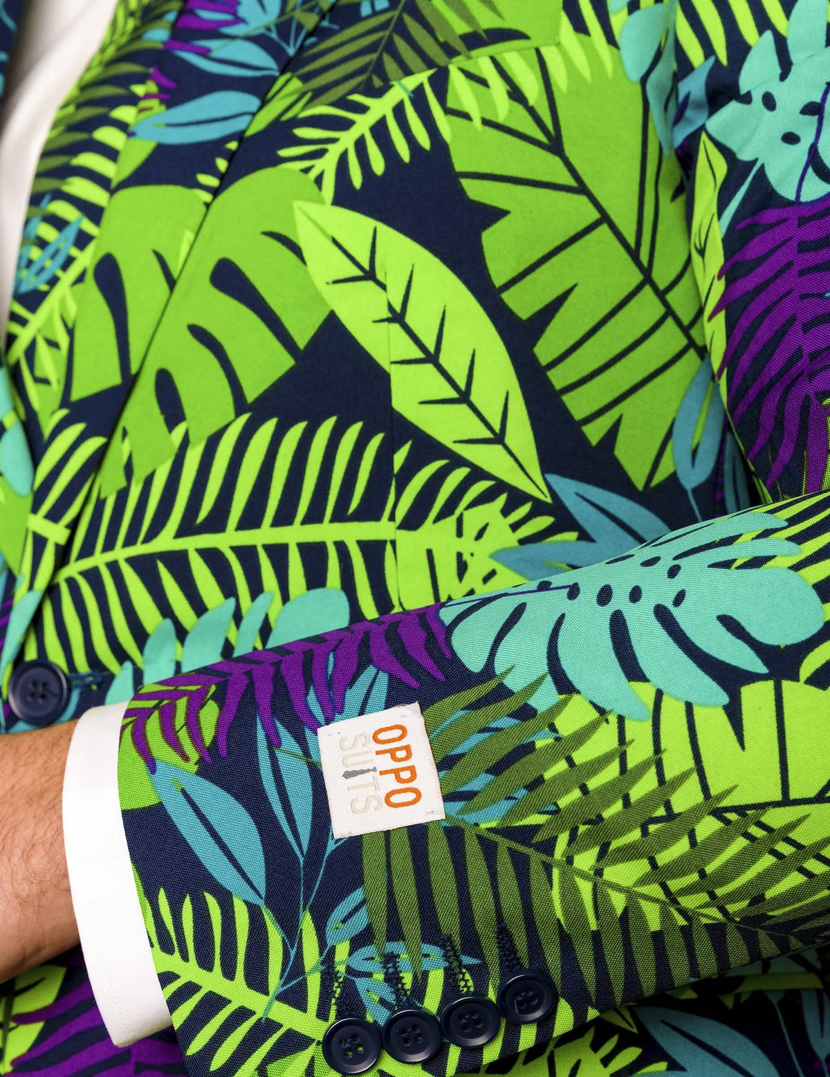 Detail van de mouw en het etiket van het kostuum Mr. Juicy jungle