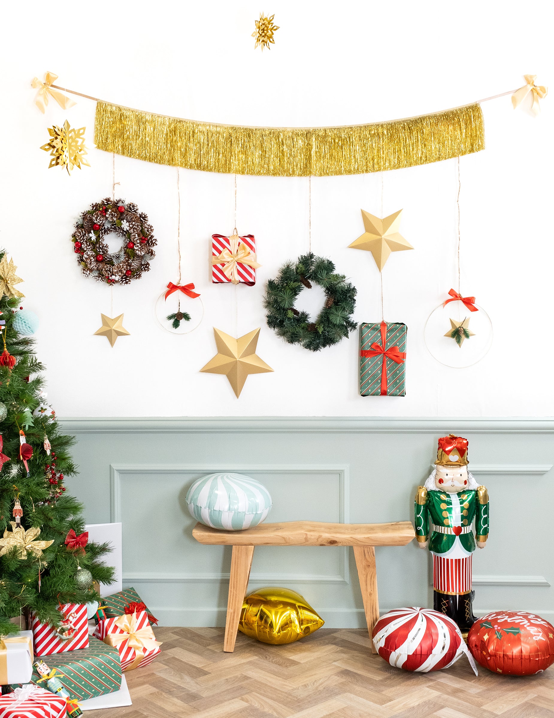 Vue en décoration murale de la couronne de sapin avec pommes de pin