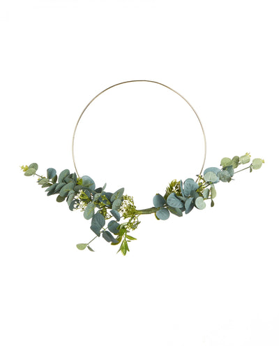 Couronne en métal d'eucalyptus et fleurs blanches pour décoration cercle or