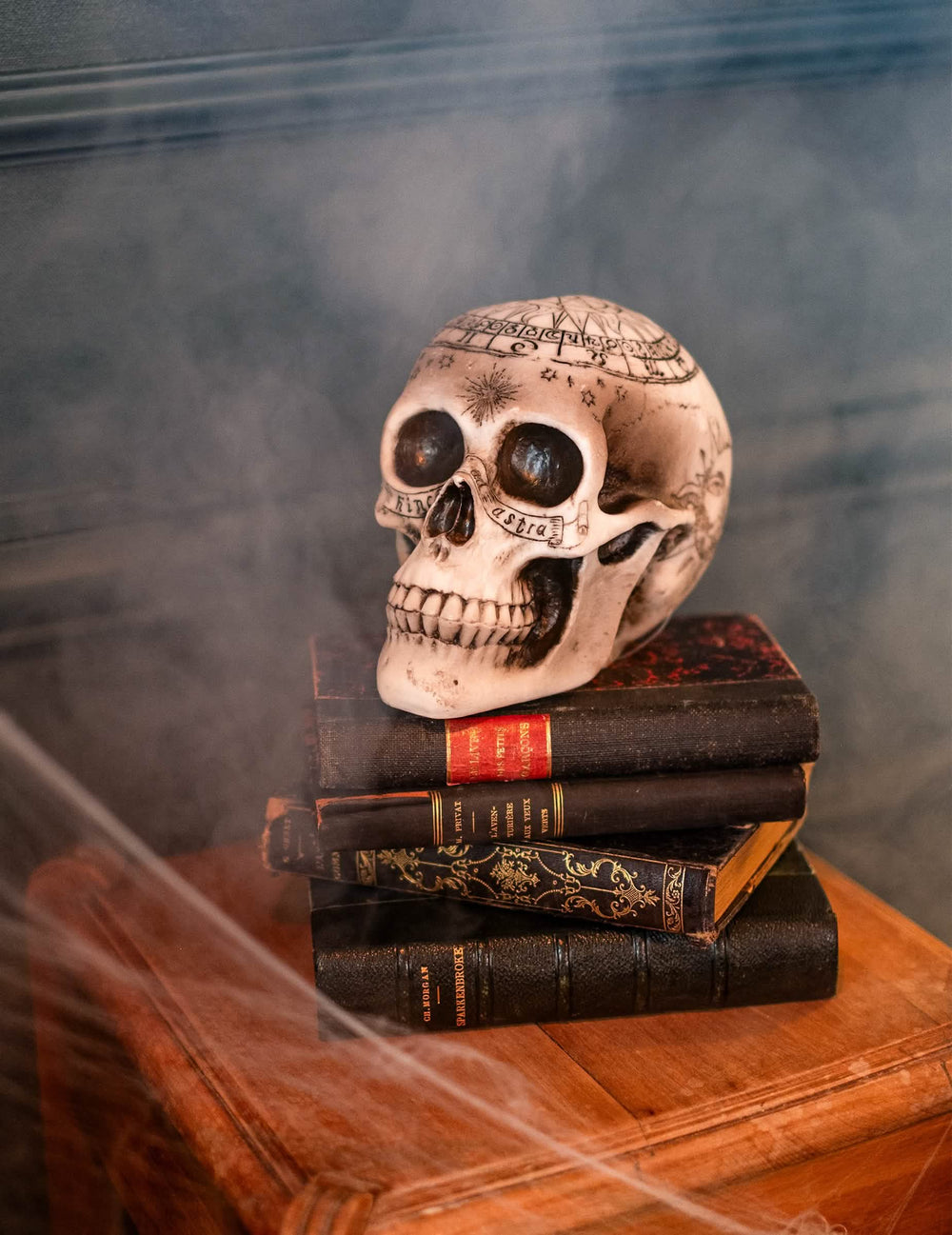 Mise en scène sur des livres anciens du crâne de squelette avec pentagramme