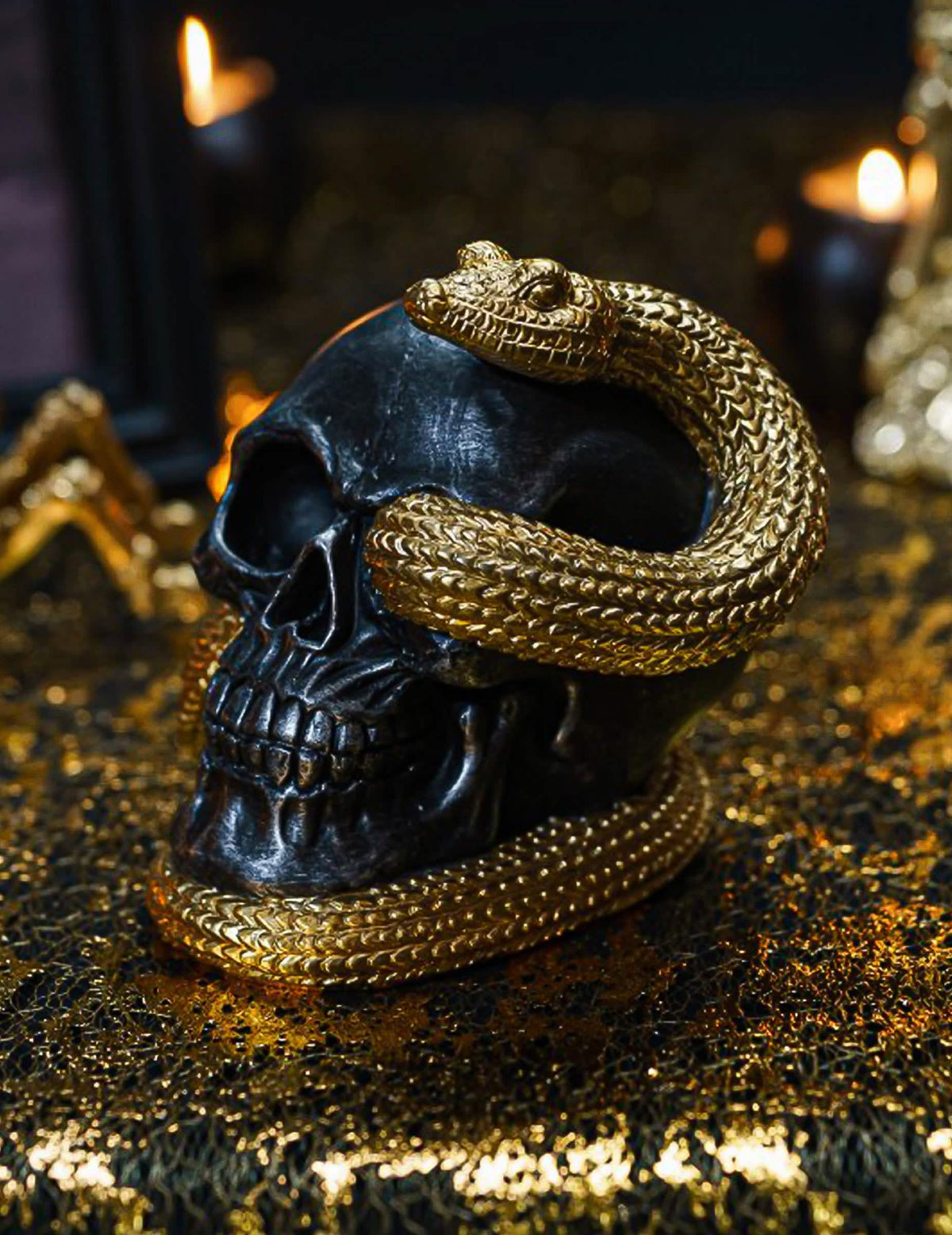 Decoratieve schedel van hars met gouden slang 14,5 x 14 x 13,5 cm