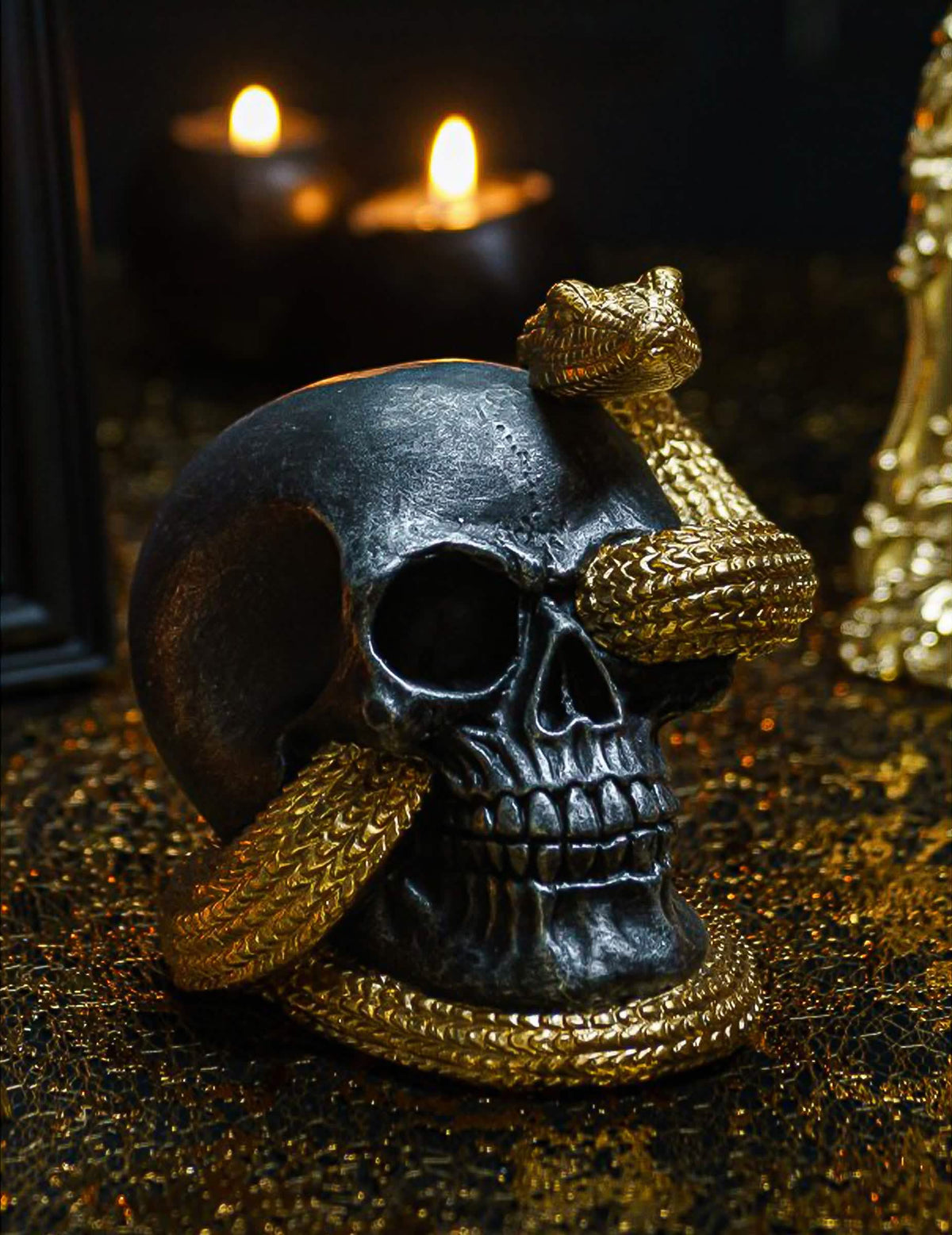 Decoratieve schedel van hars met gouden slang 14,5 x 14 x 13,5 cm