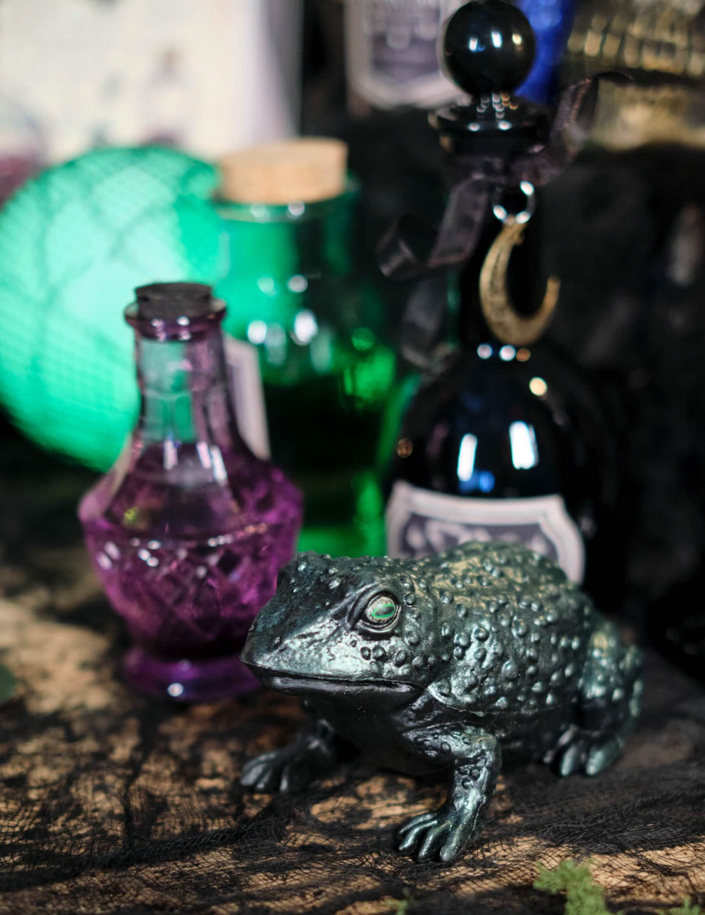 Vue rapprochée du crapaud en plastique vert irisé