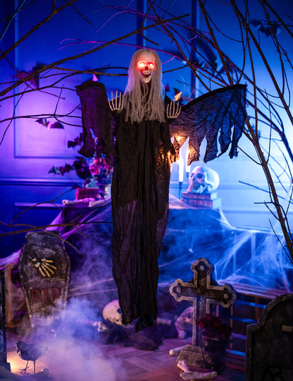 Mise en situation dans un décor d'Halloween de la décoration à suspendre ange noir de la mort