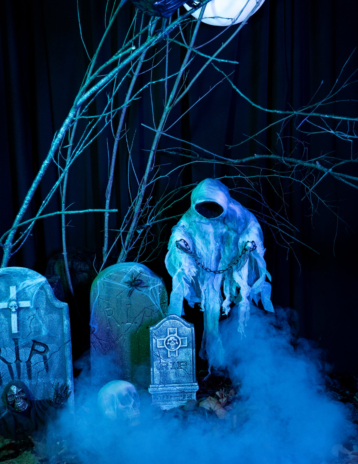 Mise en situation dans un décor de cimetière de la décoration à suspendre squelette enchaîné