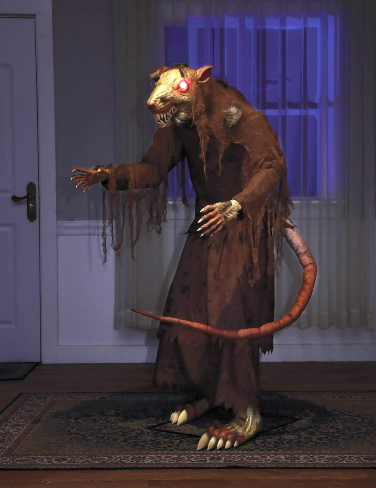 Geanimeerde decoratie Angstaanjagende rat met rode ogen met bewegingen en lichtjes 1,5 m
