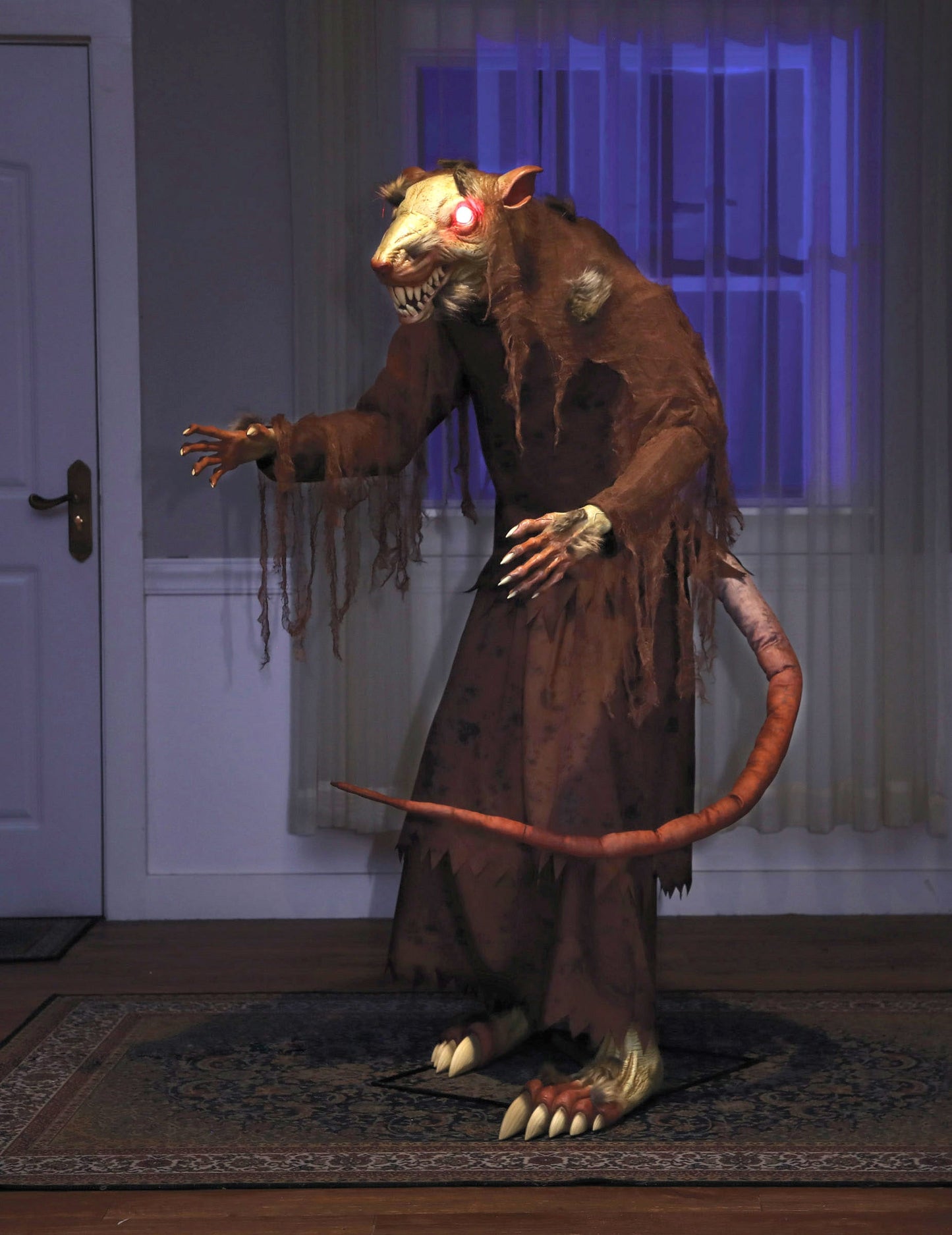 Geanimeerde decoratie Angstaanjagende rat met rode ogen met bewegingen en lichtjes 1,5 m