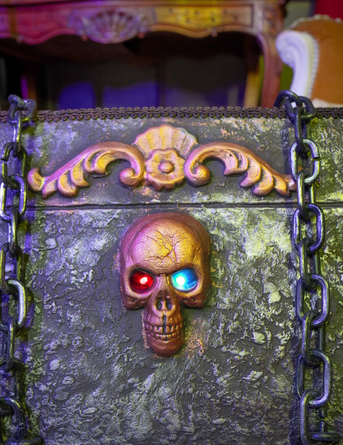 Décoration animée sonore et lumineuse Coffre de Pirate Horreur 50 x 31 cm