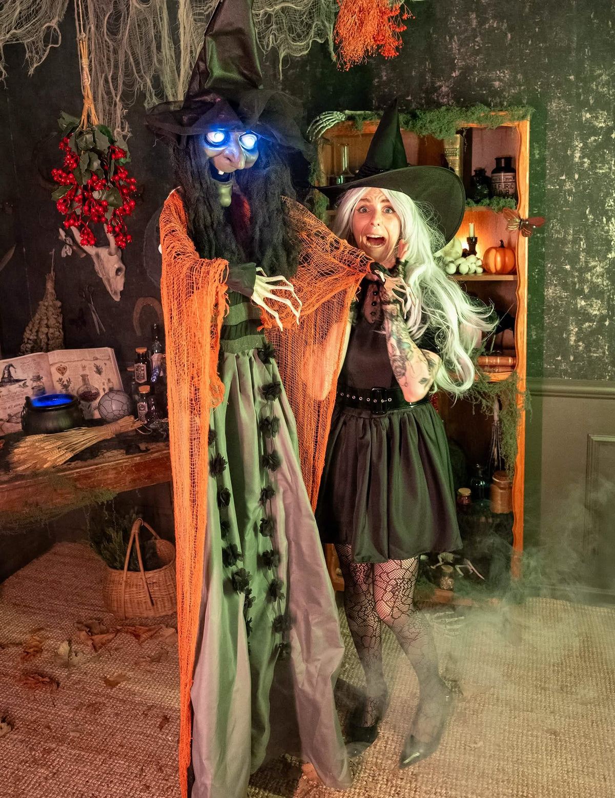 Décoration animée sonore et lumineuse à suspendre sorcière pour Halloween orange et verte aux yeux bleus lumineux