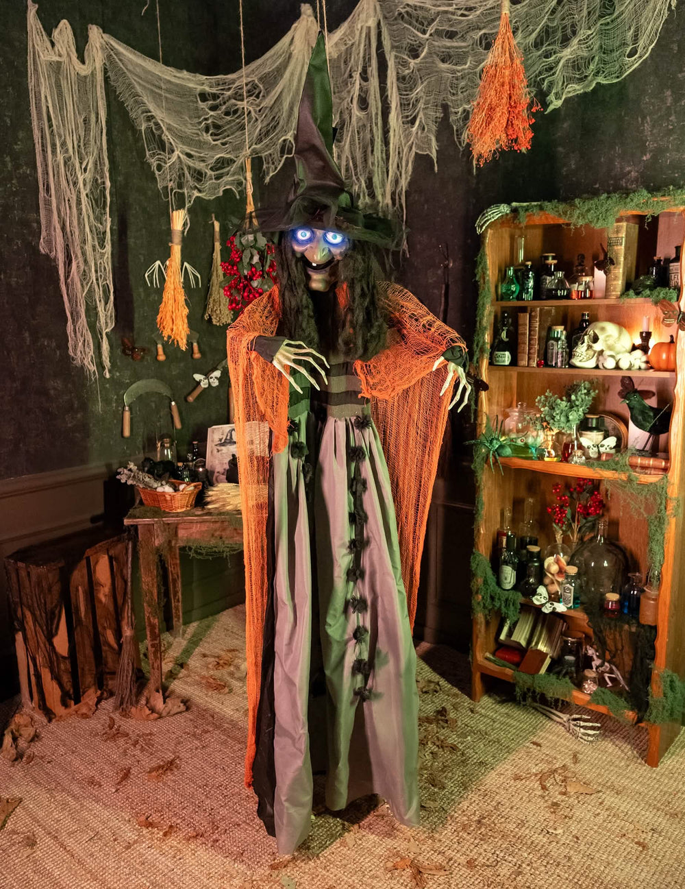 Mise en situation de la décoration animée sonore et lumineuse à suspendre sorcière