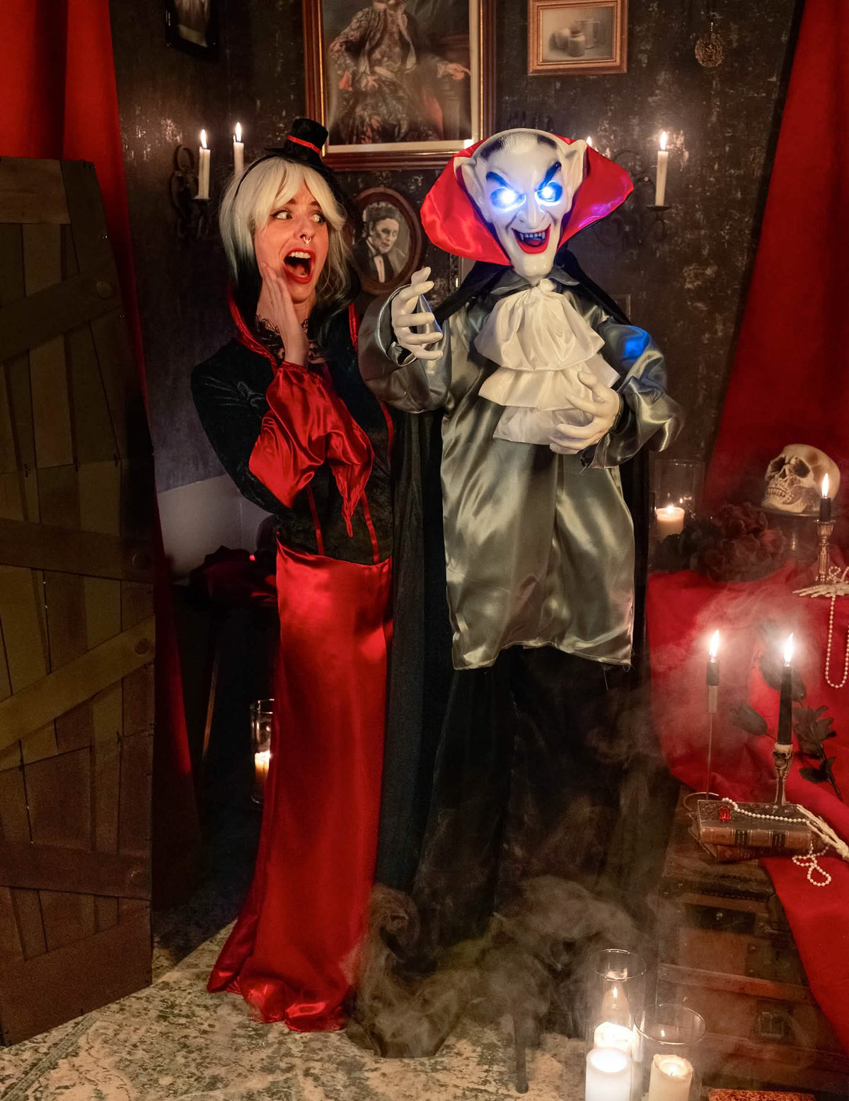 Décoration animée sonore et lumineuse Vampire Souriant pour Halloween gris et rouge aux yeux brillants