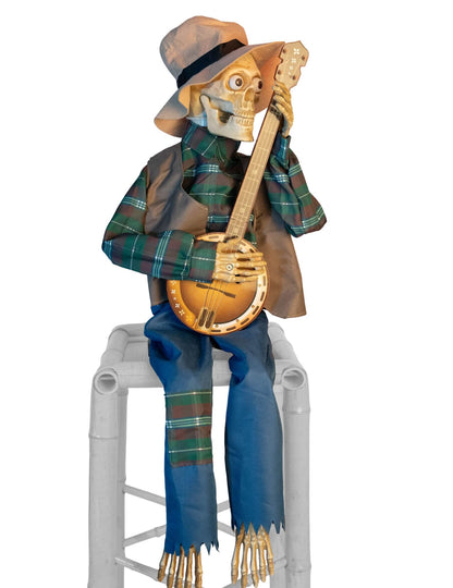 Décoration animée squelette musicien hanté jouant du banjo avec chemise à carreaux verte et chapeau beige